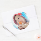 Aangepaste foto met naam en datum ronde sticker (Envelop)