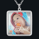 Aangepaste foto met naam en datum zilver vergulden ketting<br><div class="desc">Creëer je eigen persoonlijke foto cadeau door je eigen foto toe te voegen, van je geliefde familieffoto naar je schattige huisfoto, om je design uniek te maken. Decoreer met douanenaam en datum. Ideaal als baby-aankondigingscadeau, verjaardagsgeschenk en cadeau voor alle speciale gelegenheden. Opmerking: foto's op het product zijn foto's van voorbeelden...</div>