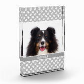 Aangepaste foto met witte poten op grijs & naam (Links)