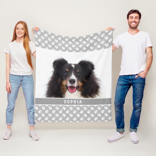 Aangepaste foto met witte poten op grijs & naam fleece deken (In situ)