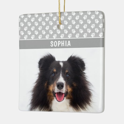 Aangepaste foto met witte poten op grijs & naam keramisch ornament (Links)