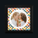 Aangepaste foto Modern kleurrijk persoonlijk Cadeaudoosje<br><div class="desc">Aangepaste foto Moderne,  kleurrijke,  persoonlijke cadeaudoos biedt een kleurrijk modern geometrisch patroon met uw favoriete foto in het midden. FOTO TIP: centreer uw foto voordat u naar Zazzle uploadt. Ontworpen door Evco Studio www.zazzle.com/store/evcostudio</div>