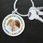 Aangepaste foto Modern kleurrijk persoonlijk Sleutelhanger<br><div class="desc">Aangepaste foto Moderne,  kleurrijke,  persoonlijke Sleutelhanger biedt een kleurrijk modern geometrisch patroon met uw favoriete foto in het midden. FOTO TIP: centreer uw foto voordat u naar Zazzle uploadt. Perfect als cadeau voor moeder,  vader,  grootouders,  vrienden,  familie en meer. Ontworpen door Evco Studio www.zazzle.com/store/evcostudio</div>