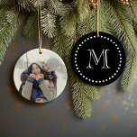 Aangepaste foto & Monogram gepersonaliseerd Orname Keramisch Ornament<br><div class="desc">Schattige Custom Personalized Photo Ornament met uw aangepaste monogram initiaal op de rug in een schattig gestippeld rand lijst. Dit zou een geweldig cadeau zijn voor vrienden,  familie,  pasgetrouwde koppels,  ouders en grootouders!</div>