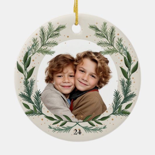 Aangepaste foto Monogram Pine krans Kerstcadeau Keramisch Ornament (Achterkant)