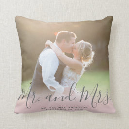 Aangepaste foto Mr. en Mrs. Pink Grey Script Weddi Kussen