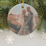 Aangepaste foto nieuwigheidsnaam monogram elegant keramisch ornament<br><div class="desc">Eigen wit monogram initiaal en naam met een familie ingesteld jaars elegant kermisch boerderijachtig ornament met fotobedekking.       Een modern keepascadeau voor nieuwigheden.</div>