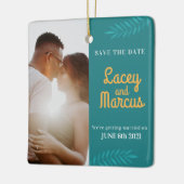 Aangepaste foto om de datumbruiloft op te slaan keramisch ornament (Links)