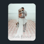 Aangepaste foto Onthoud dit moment Jonggehuwden  Magneet<br><div class="desc">Romantische aangepaste foto Onthoud dit moment Jonggehuwden. Romantische aandenken voor het pasgetrouwde paar om te tonen. Vervang gewoon de voorbeeld foto met je eigen favoriete foto met portretoriëntatie en hoge resolutie. Romantische tekst Onthoud dit moment staat in een elegante script onderaan. Je kan de kleur van deze tekst indien nodig...</div>