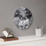 Aangepaste foto op maat zwart-wit grote klok<br><div class="desc">De foto van de douane gepersonaliseerde naam zwarte en witte brieven en de aantallen retro de klok van de doopvontmuur. Een mooi gepersonaliseerd cadeau voor een stel,  voor familie,  huisopwarming of andere gelegenheden.</div>