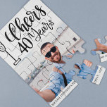 Aangepaste foto-oplichterij tot 40 jaar verjaardag legpuzzel<br><div class="desc">Moderne trendy eenvoudige zwarte en witte kaasjes tot 40 jaar scriptmijlpaal / om het even welke man van de verjaardag schenkingspuzzel met geborsteld handgeschreven typografie.         Gemakkelijk om met uw foto,  leeftijd,  naam en datum te personaliseren!</div>