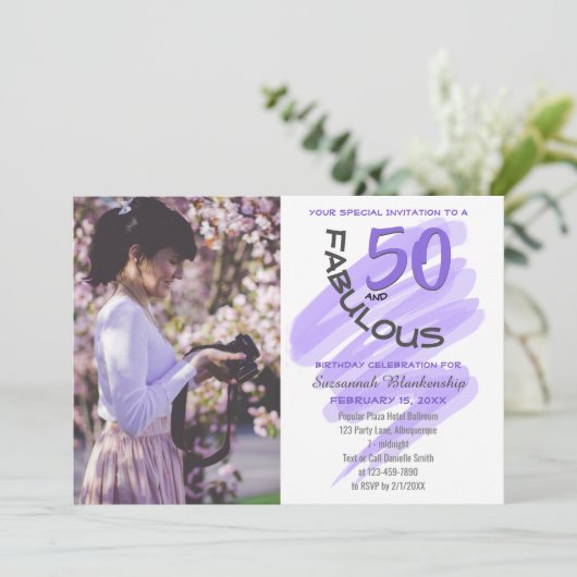 Aangepaste foto Paars "50 en Fabulous" Partij Kaart (Staand voorkant)
