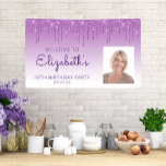Aangepaste foto Paarse glitter Drip 40th Birthday Spandoek<br><div class="desc">Welkom gasten met deze schitterende, glamoureuze fotobanner van veertig verjaardagsfeestjes, met een paarse faux glitter drip border en paarse ombre background. Vervang gemakkelijk het afbeelding van de steekproef door een foto van de gast van eer. Pas het met haar naam in het paarse handschrift manuscript, met de verjaardag en de...</div>