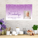 Aangepaste foto Paarse glitter Drip 50th Birthday Spandoek<br><div class="desc">Welkom gasten met deze chic, glamoureuze vijftigste verjaardagsfeestfotobanner, met een paarse faux glitter drip border en paarse ombre background. Vervang gemakkelijk het afbeelding van de steekproef door een foto van de gast van eer. Pas het met haar naam in het paarse handschrift manuscript, met de verjaardag en de datum hieronder...</div>