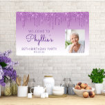 Aangepaste foto Paarse glitter Drip 80th Birthday Spandoek<br><div class="desc">Welkom gasten met deze chic, glamoureuze fotobanner op 80-jarige verjaardag, met een paarse faux glitter drip border en paarse ombre background. Vervang gemakkelijk het afbeelding van de steekproef door een foto van de gast van eer. Pas het met haar naam in het paarse handschrift manuscript, met de verjaardag en de...</div>