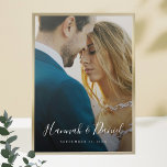 Aangepaste foto Poster met Whimsical Script<br><div class="desc">Personaliseer dit aangepaste foto poster met uw favoriete foto! We hebben voorbeeldtekst in het wit opgenomen, inclusief voornamen in een levendig grillig script. Maar voel je alsjeblieft niet beperkt door ons voorbeeldformaat dat voornamen en een datum gebruikt! U kunt de voorbeeldnamen en de datumnotatie vervangen door elk type bericht en...</div>