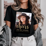 Aangepaste foto Proost 60e verjaardag Party<br><div class="desc">Dit 60e verjaardagsfeestje T-shirt is voorzien van een goudkleurige overlay van de eregast. Het woord "cheers" verschijnt in elegant goudkleurig kalligrafiescript, gevolgd door "to 60 years" en de naam en verjaardag van de eregast in sans serif lettertype. Een donker scherm zorgt ervoor dat de tekst pop wordt. Een geweldige manier...</div>