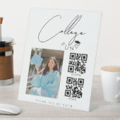 Aangepaste foto qr code college afstudeerfonds tek reclamebord met voetstuk (Insitu)