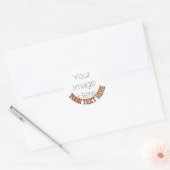 Aangepaste foto rond – Mocha mousse bruine tekst Ronde Sticker (Envelop)