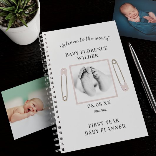 Aangepaste foto Roze babymeisje, eerste jaar Planner