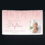 Aangepaste foto Roze glitter Drip 80th Birthday Pa Spandoek<br><div class="desc">Welkom gasten met deze chic, glamoureuze fotobanner op 80-jarige verjaardag, met een lichtroze faux glitter drip border en een roze ombre background. Vervang gemakkelijk het afbeelding van de steekproef door een foto van de gast van eer. Personaliseer het met haar naam in het handschrift van het roos, met de verjaardag...</div>