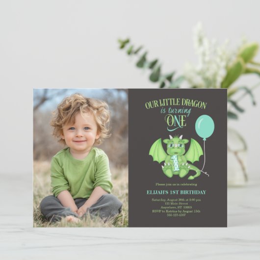 Aangepaste foto Schattige Dragon 1e verjaardagsuit Kaart (Staand voorkant)
