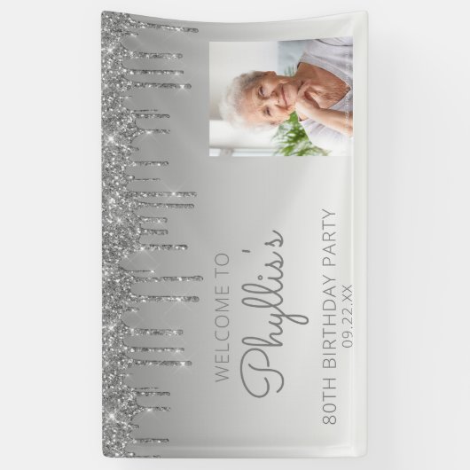Aangepaste foto Silver Glitter Drip 80th Birthday Spandoek (Verticaal)