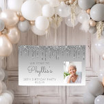 Aangepaste foto Silver Glitter Drip 80th Birthday Spandoek<br><div class="desc">Welkom gasten met deze schitterende, glamoureuze fotobanner op 80-jarige verjaardag, met een dunne zilveren faux glitter drip border en een zilveren ombre achtergrond. Vervang gemakkelijk het afbeelding van de steekproef door een foto van de gast van eer. Pas het met haar naam in het grijze handschrift manuscript, met de verjaardag...</div>