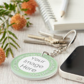 Aangepaste Foto Sleutelhanger – Ronde Tekst Sage M (Voorkant Rechts)