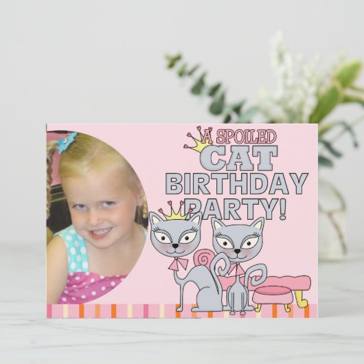 Aangepaste foto-spoiled Cat Birthday Party Invitat Kaart (Staand voorkant)