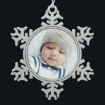 Aangepaste foto tin sneeuwvlok ornament<br><div class="desc">Creëer je eigen persoonlijke foto cadeau door je eigen foto toe te voegen,  van je geliefde familieffoto naar je schattige huisfoto,  om je design uniek te maken.

Opmerking: foto's op het product zijn foto's van voorbeelden met een watermerk die alleen voor presentatiedoeleinden worden getoond.</div>