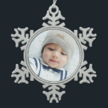 Aangepaste foto tin sneeuwvlok ornament<br><div class="desc">Creëer je eigen persoonlijke foto cadeau door je eigen foto toe te voegen,  van je geliefde familieffoto naar je schattige huisfoto,  om je design uniek te maken.

Opmerking: foto's op het product zijn foto's van voorbeelden met een watermerk die alleen voor presentatiedoeleinden worden getoond.</div>