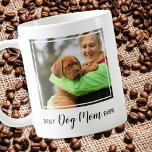 Aangepaste foto van beste hond van mam ooit koffiemok<br><div class="desc">Verrassend de Dog mama of zijn verjaardag, Moederdag, of om uit het hondenhuis te stappen, met deze superschattige mok van de beste hond-moeder van deze wereld. Beste hond Mam ooit - Liefde, Persoonlijke naam. Personaliseer met de favoriete foto's van de Dog Mam, en noem. Geweldig cadeau van de hond. COPYRIGHT...</div>