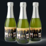Aangepaste foto van Birthday party glitter zwarte  Sparkling Wijnetiket<br><div class="desc">Voor een leuk, glamoureus 21ste (of om het even welke leeftijd) verjaardagsfeest. Klassieke zwarte achtergrondkleur, versierd met faux gouden glitterdruppels, verfdruppelend uiterlijk. Pas een naam, leeftijd 21 en een datum aan en voeg deze toe. Geboortedatum of -datum van de partij. Witte en gouden gekleurde letters. Voeg 2 - twee van...</div>