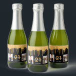 Aangepaste foto van Birthday party glitter zwarte  Sparkling Wijnetiket<br><div class="desc">Voor een leuk, glamoureus 21ste (of om het even welke leeftijd) verjaardagsfeest. Klassieke zwarte achtergrondkleur, versierd met faux gouden glitterdruppels, verfdruppelend uiterlijk. Pas een naam, leeftijd 21 en een datum aan en voeg deze toe. Geboortedatum of -datum van de partij. Witte en gouden gekleurde letters. Voeg 2 - twee van...</div>