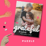 Aangepaste foto van Grateful Black en White Script Legpuzzel<br><div class="desc">ZIE een mooie keepaardpuzzel. Voeg uw favoriete foto toe en pas tekstgebieden aan om het speciaal en uniek voor u of als gift te maken. Het ontwerp kenmerkt een modern zwart-wit manuscript van het kleurenblok voor het woord dankbaar.</div>