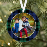 Aangepaste foto van groene en blauwe tartan ornament<br><div class="desc">Dit klassieke ornament voor vakantie bevat een favoriete foto van uw familie, gemaakt door een tijdloze blauw van de marine en een groene zwarte hunter die naar Scottish tartan gevlekte achtergrond kijkt. Tip: bewaar uw foto in een vierkant formaat alvorens het aan de plaats te uploaden. De rug van het...</div>
