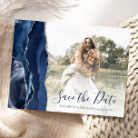 Aangepaste foto van Navy Blue Silver Agate Save th Briefkaart<br><div class="desc">Deze elegante horizontale sparen het datumbriefkaart kenmerkt een navy blauwe waterverf agate grens die met faux zilveren glitter wordt in orde gemaakt. Vervang gemakkelijk het afbeelding van de steekproef met uw eigen foto van de toekomstige bruid en groom. De aanpasbare tekst combineert donkerblauw handschrift en copperplate doopvont; een witte hulp...</div>