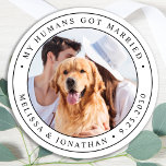 Aangepaste foto van Pet Dog Gewoon huwelijk Ronde Sticker<br><div class="desc">Voeg de afsluitende aanraking toe aan de huwelijksaankondigingen van je hond met deze aangepaste foto, en personaliseerde 'Mijn mensen hebben gehuwde stickers. Pas uw favoriete foto, namen en datum aan. COPYRIGHT © 2020 Judy Burrows, Black Dog Art - Alle rechten voorbehouden. Aangepaste foto Pet Dog Net getrouwd bruiloft Classic Round...</div>