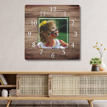 Aangepaste foto van Rustic Barn Wood Vierkante Klok<br><div class="desc">Voeg je familie en kinder foto toe aan deze roestrijke houtklok om er een speciaal geschenk van te maken.</div>