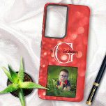 Aangepaste foto Voeg een naam toe Monogram Koraal  Samsung Galaxy Hoesje<br><div class="desc">Wat dacht je van een aangepaste foto oma opscheppen telefoonhoesje. Dit leuke telefoonhoesje voor een oma met bijnaam "Grammy" heeft een achtergrond van koraal glitter bokeh, ruimte voor een initiaal letter monogram en een foto. Sjabloon Personaliseer de tekst voor iedereen in de tekstvelden, verwijder de tekst of klik op Aanpassen...</div>