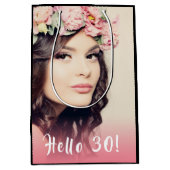 Aangepaste foto voor 30-jarige verjaardag hallo 30 medium cadeauzakje (Voorkant)