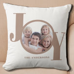 Aangepaste foto voor moderne kerstfeestdag kussen<br><div class="desc">Deze moderne kerstfeestelijke fotopiloot is versierd met het woord JOY in beige op een witte achtergrond. Gemakkelijk aanpasbaar met uw foto en naam.</div>