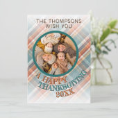 Aangepaste foto Vrolijke Thanksgiving Plaid Patter Feestdagenkaart (Staand voorkant)