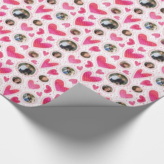Aangepaste foto Wacky Hearts Valentijn Cadeaupapier (Hoek)