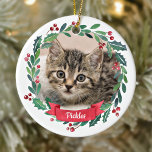 Aangepaste foto-Waterverf Pet Cat met kerstmis Keramisch Ornament<br><div class="desc">Decoreer je boom of geef dit vakantieseizoen een speciaal cadeautje met deze elegante petfoto in een grote kerstversiering voor design, en passende decor. Deze kerstsierbeker met een waterverf, groen en rood, met heilige en bessen. Personaliseer met naamfront, jaar terug. Dit kerstsierfeest zal een favoriet zijn onder dierenliefhebbers, kattenliefhebbers, hondenliefhebbers en...</div>