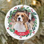 Aangepaste foto-Waterverf Pet Dog met kerstmis Keramisch Ornament<br><div class="desc">Decoreer je boom of geef dit vakantieseizoen een speciaal cadeautje met deze elegante petfoto in een grote kerstversiering voor design, en passende decor. Deze kerstversiering voor honden is voorzien van een waterverf groen en rood met heilige en bessen. Personaliseer met naamfront, jaar terug. Deze kerstsierbeker zal een favoriet zijn onder...</div>