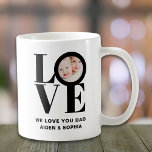 Aangepaste foto We houden van je vader Vaderdag Koffiemok<br><div class="desc">Deze We Love You Dad Photo Mok is versierd met het woord LOVE in vetgedrukte zwarte typografie. Gemakkelijk aan te passen met uw foto en naam. Maakt een geweldig Vaderdag cadeau.</div>
