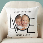 Aangepaste foto We houden van je vader Vaderdag Kussen<br><div class="desc">Deze We houden van je vader Foto Pillow is versierd met het woord LOVE in zwarte typografie op een witte achtergrond. Gemakkelijk aanpasbaar met uw foto en naam. Maakt een geweldig Vaderdag cadeau.</div>