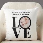 Aangepaste foto We houden van je vader Vaderdag Kussen<br><div class="desc">Deze We Love You Dad Photo Pillow is versierd met het woord LOVE in vetgedrukte zwarte typografie. Gemakkelijk aan te passen met uw foto en naam. Maakt een geweldig Vaderdag cadeau.</div>